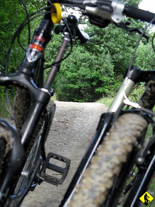 fota 133.jpg - Właściwie to pasma bliźniaczo podobne. Babica może ciekawsza ze względu na kilka zabudowań pośrodku niczego, kapliczki z ławkami dla polowych mszy i kilka całkiem szybkich zjazdów, gdzie niespecjalnie trzeba się martwić kamieniami.